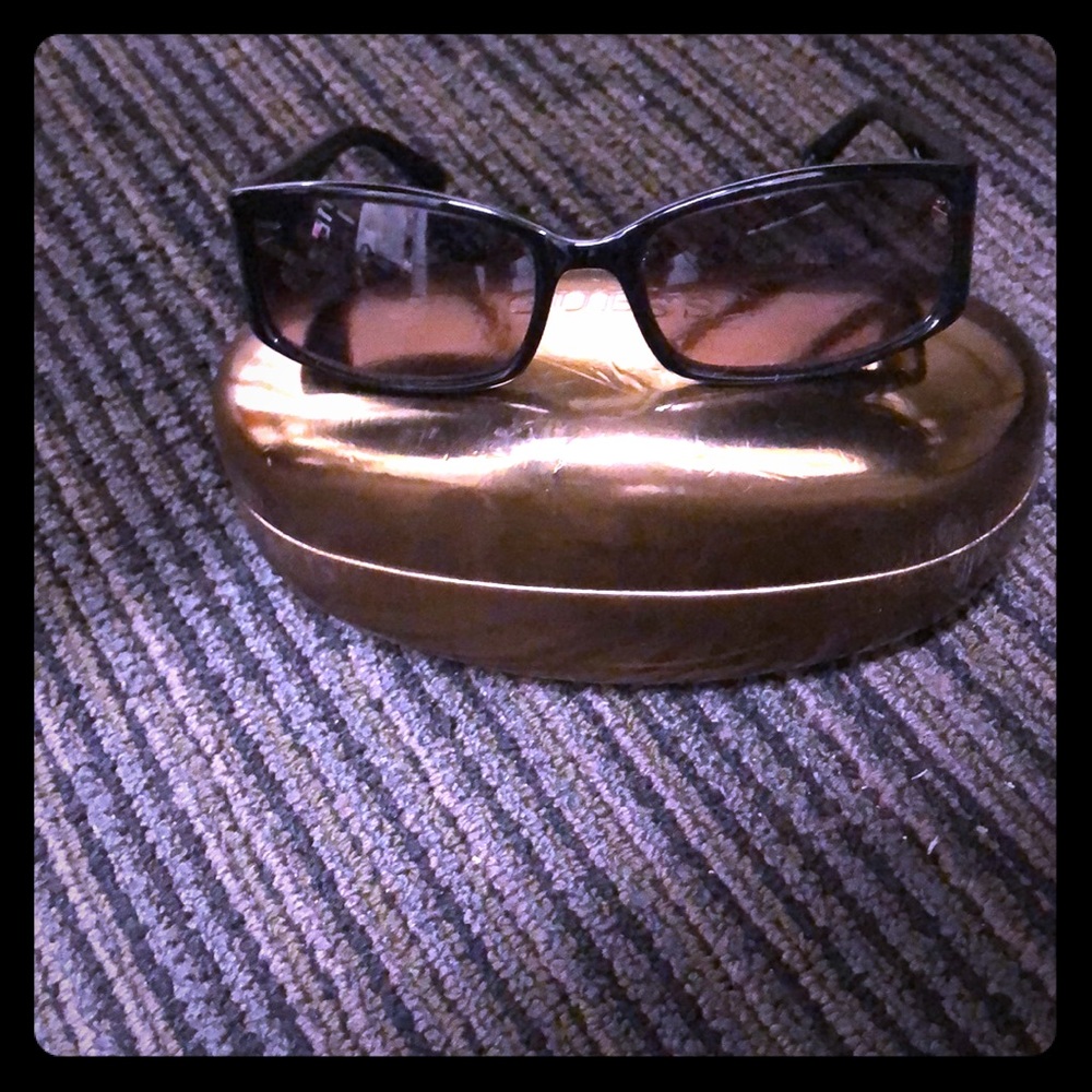 Chic black Guess sunglasses